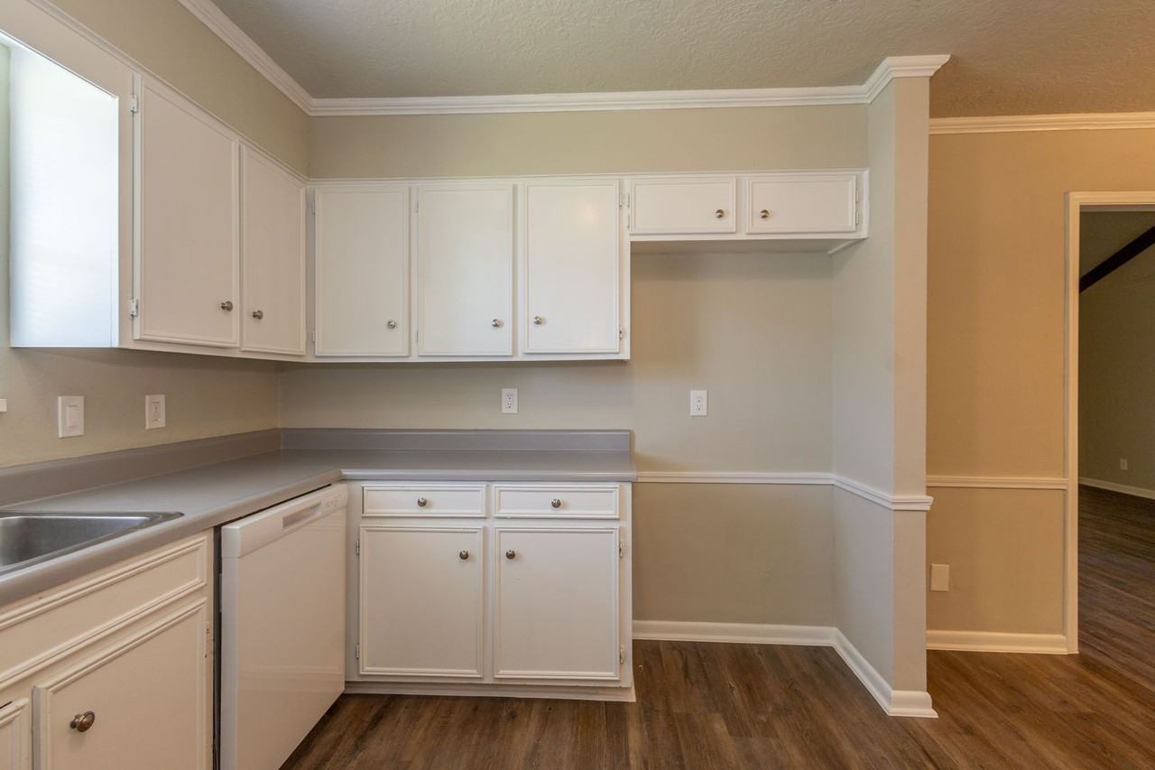 5810 Meadowview Rd - Photo 6 of 17