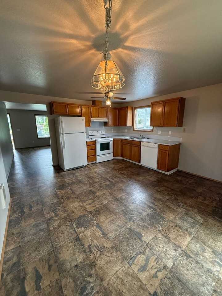 2179 Dahlia St - Photo 5 of 19
