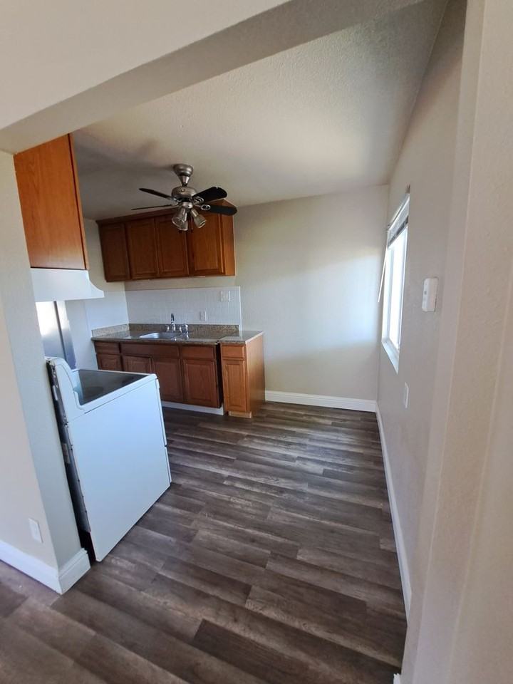 207 Brown St - Photo 2 of 11