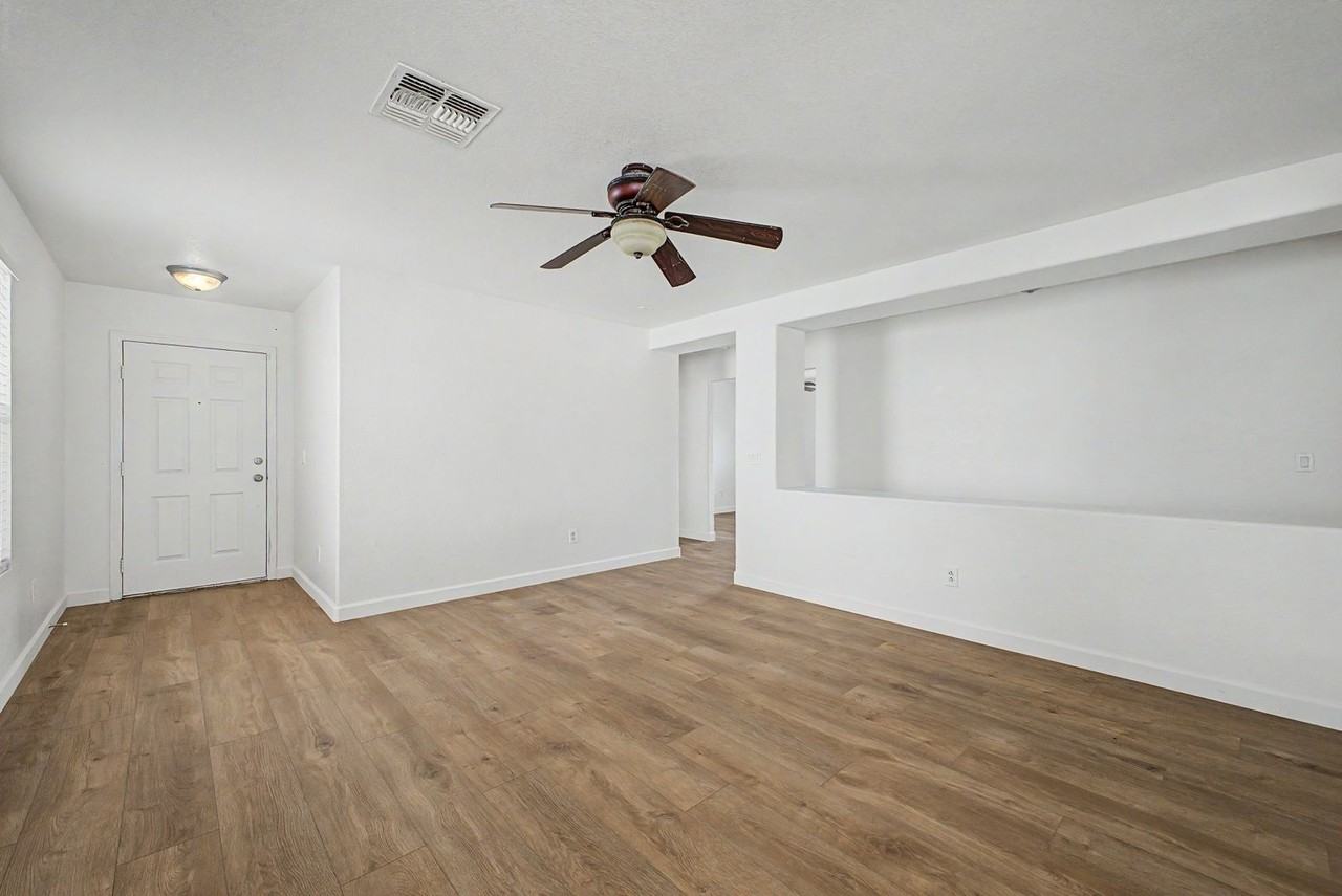 1112 S Bogle Ct - Photo 4 of 26