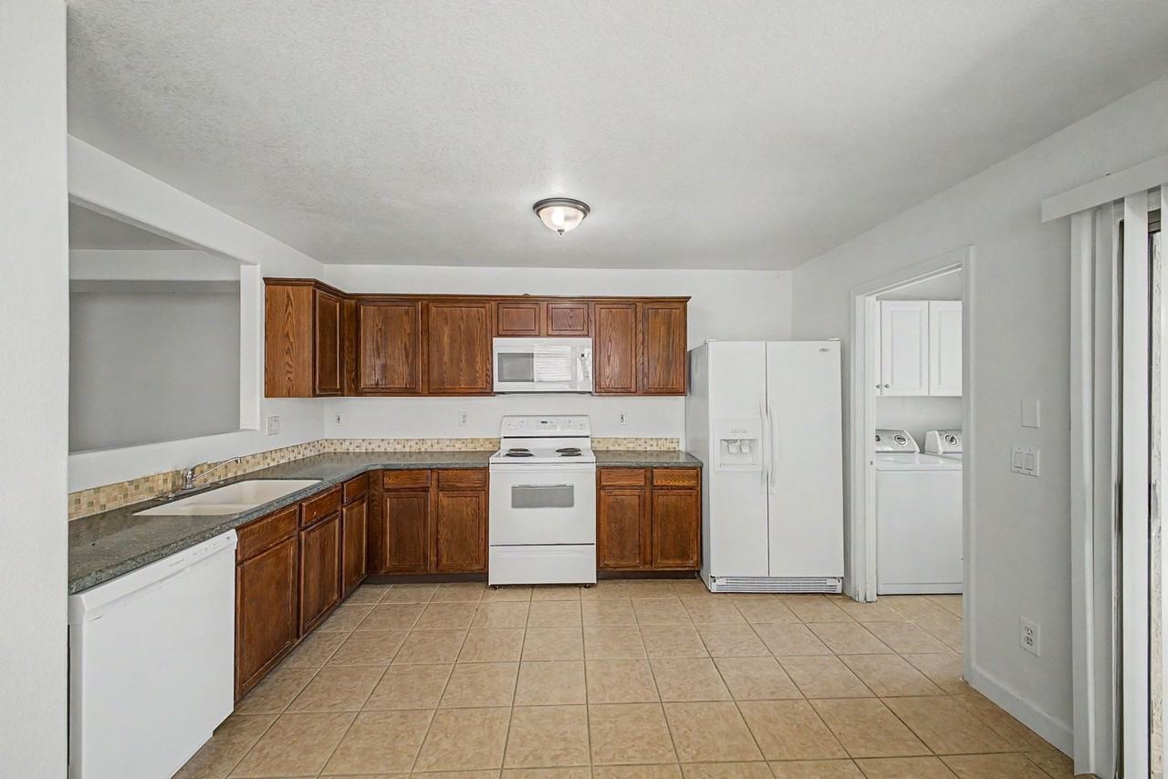 1112 S Bogle Ct - Photo 6 of 26