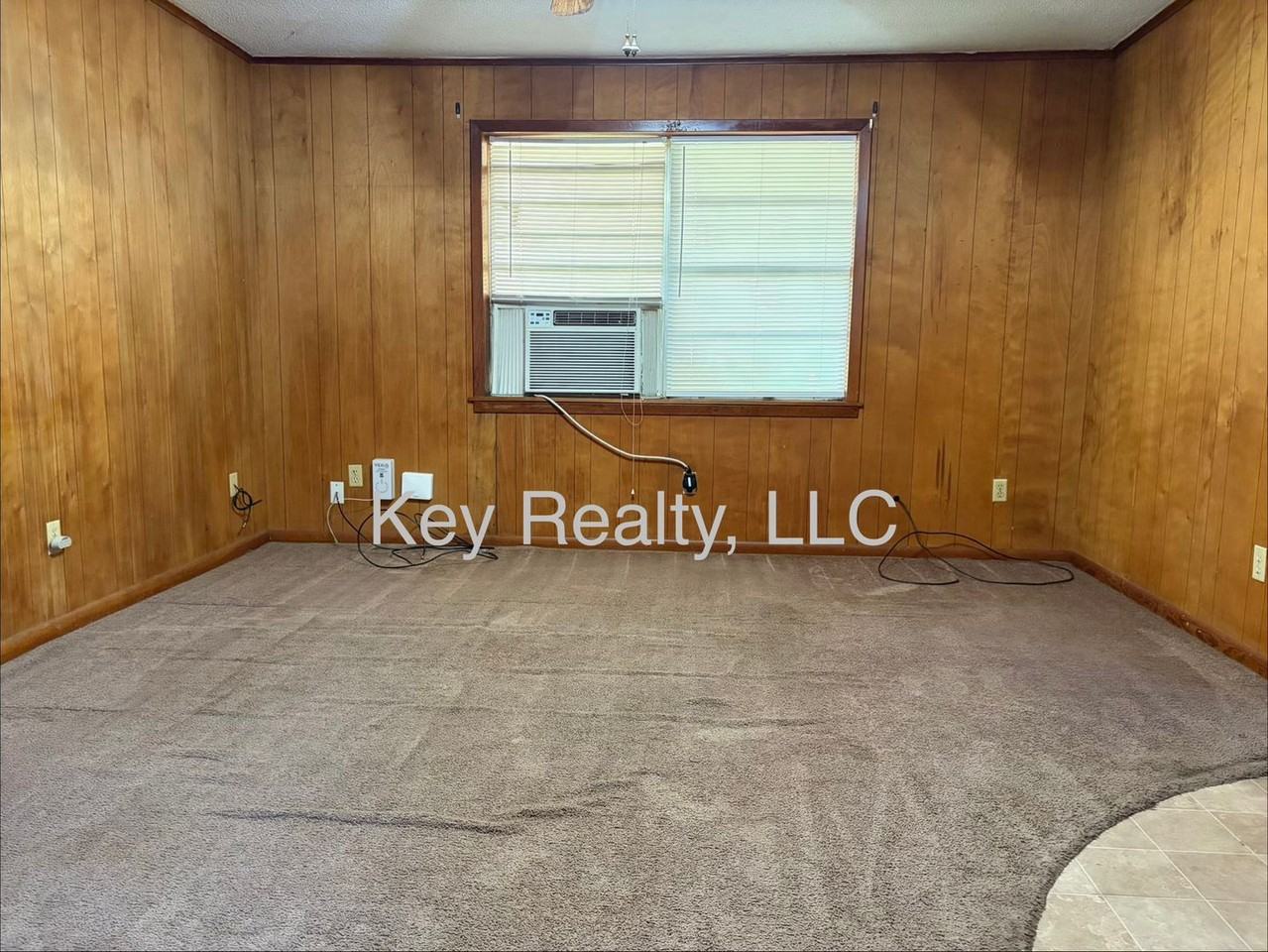 2517 Webster St Apt A - Photo 2 of 6