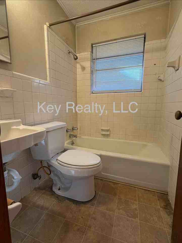 2517 Webster St Apt A - Photo 4 of 6