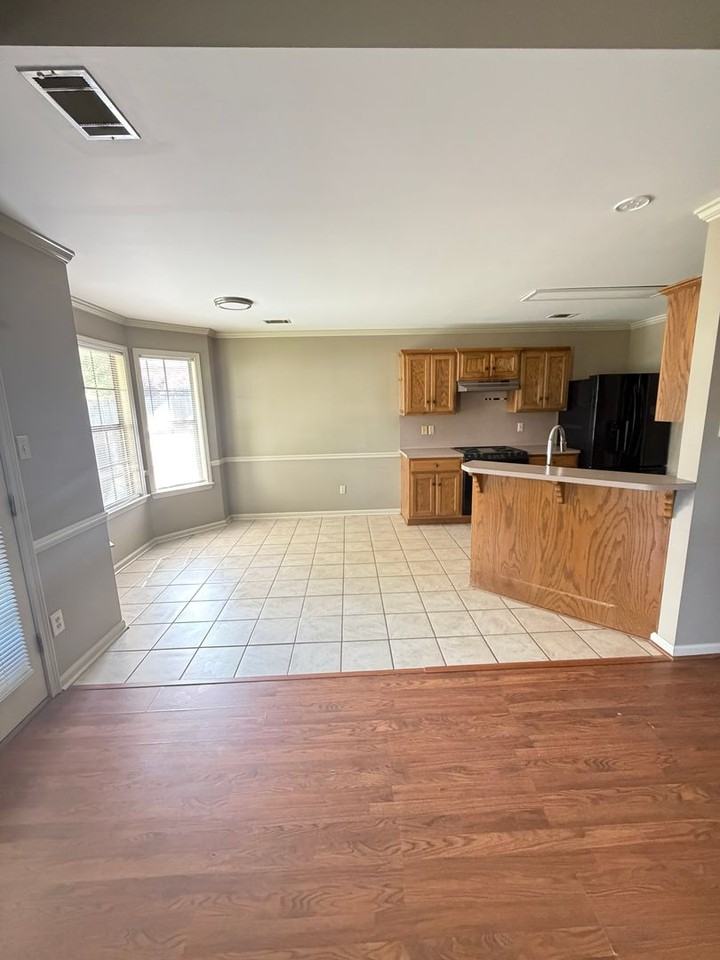 102 Plumdale Dr - Photo 3 of 10