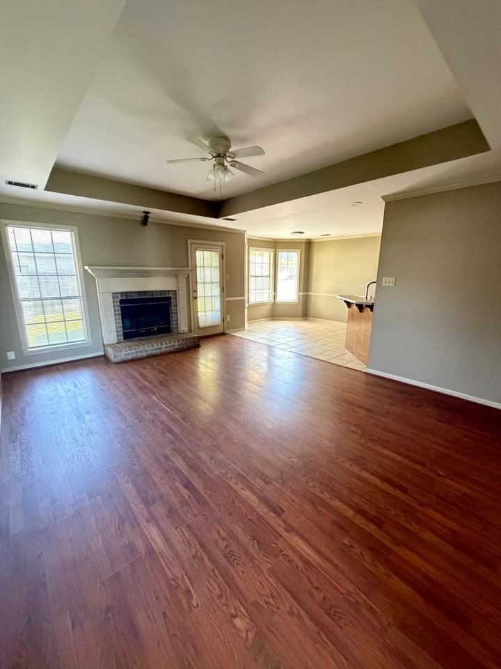 102 Plumdale Dr - Photo 4 of 10