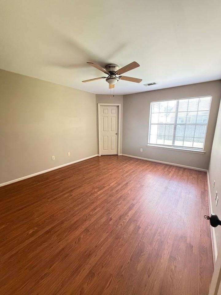 102 Plumdale Dr - Photo 6 of 10