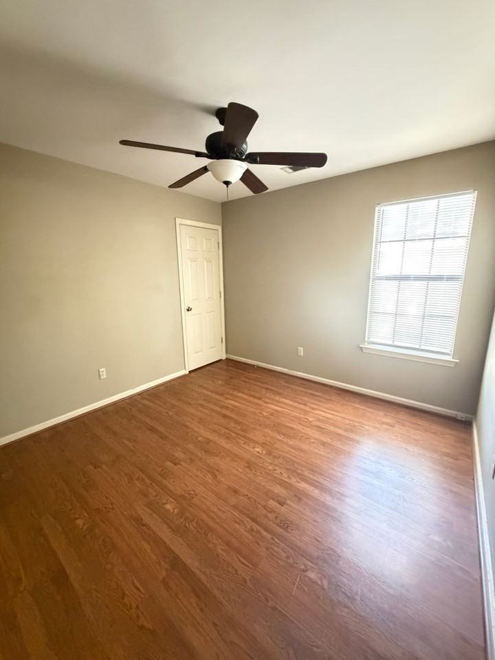 102 Plumdale Dr - Photo 7 of 10