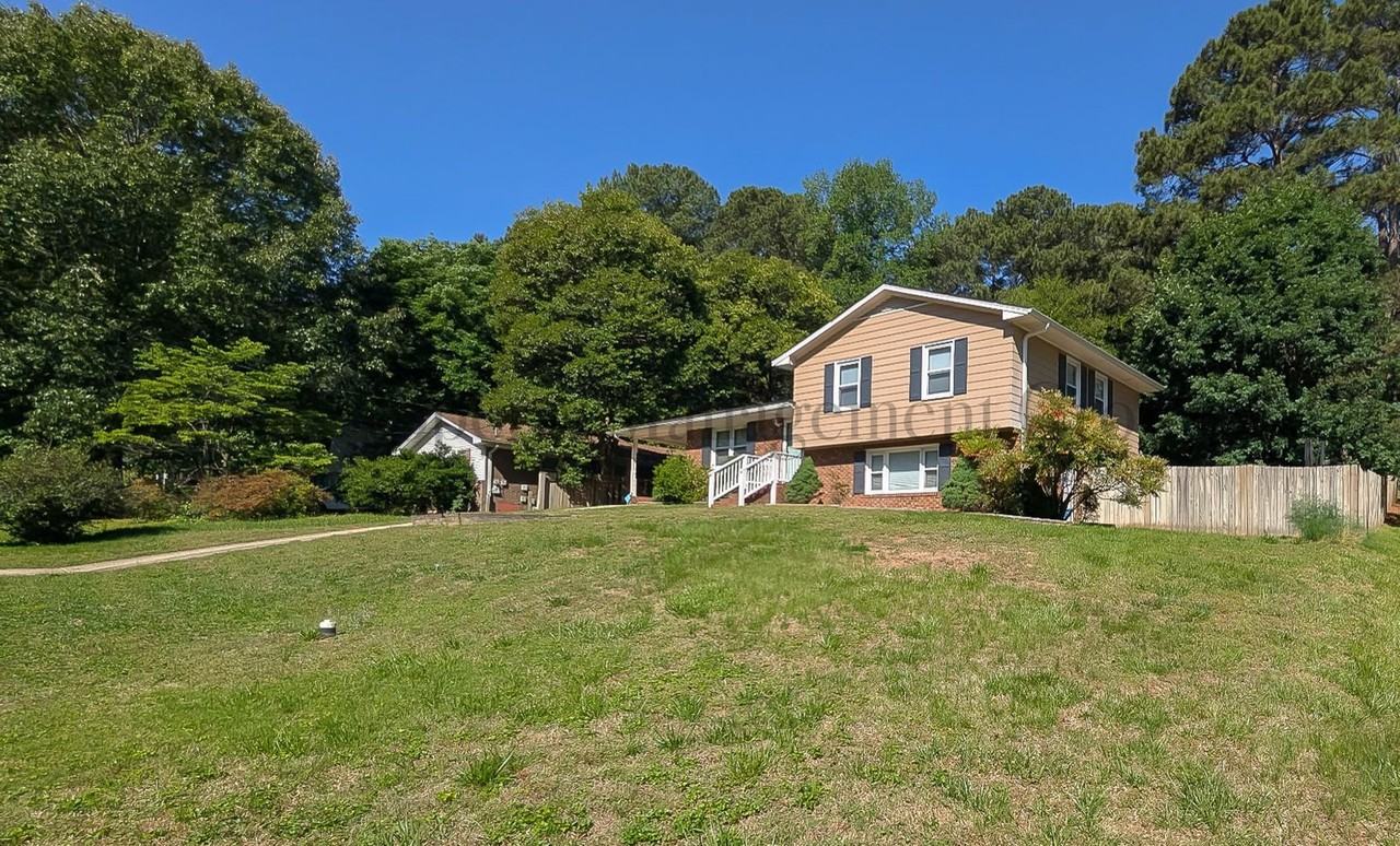2400 Lawrence Dr - Photo 2 of 15