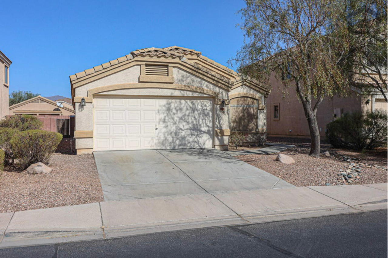 23928 W Desert Bloom St - Photo 5 of 40