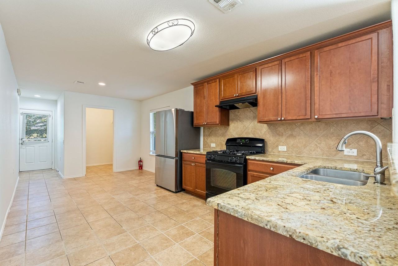 10200 Lone Pine Ln - Photo 5 of 18
