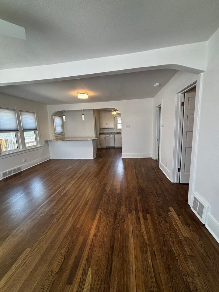 1117 W 31st St - Photo 5 of 50