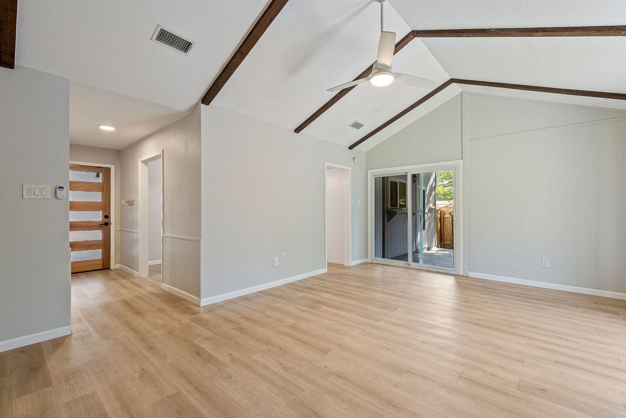 11601 D K Ranch Rd - Photo 3 of 21
