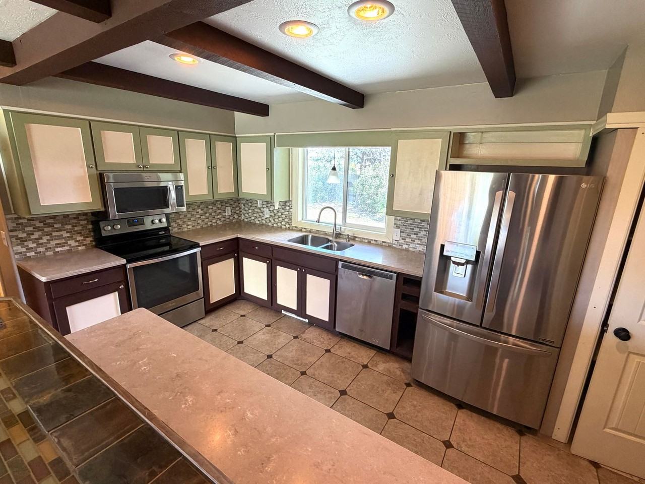 101 Elmwood Ln - Photo 3 of 10