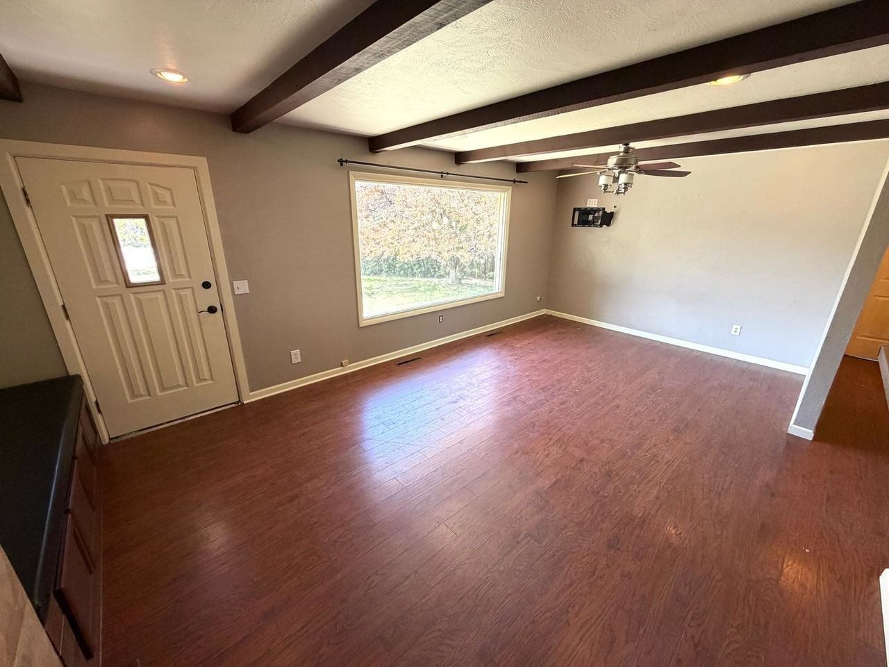 101 Elmwood Ln - Photo 4 of 10