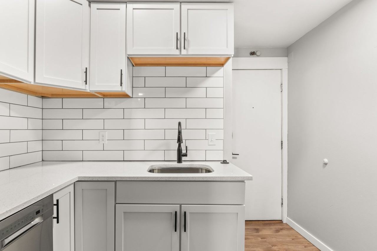 1216 Williamson St - Photo 3 of 22