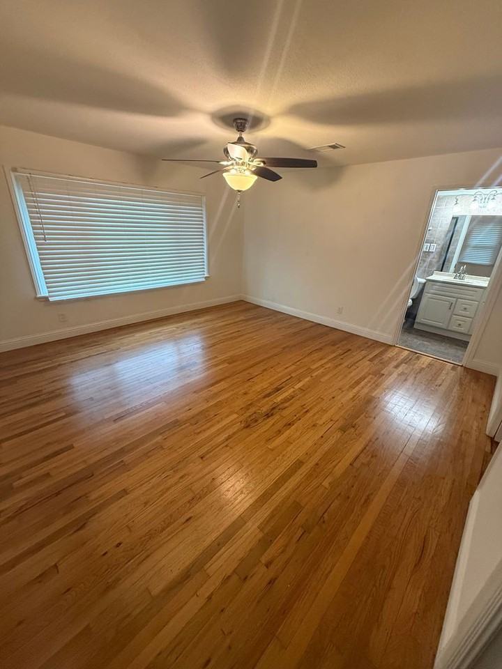 700 Mercedes St - Photo 2 of 12