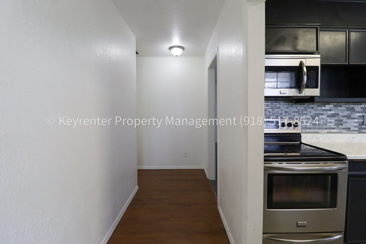 12804 E 13th St - Photo 3 of 31