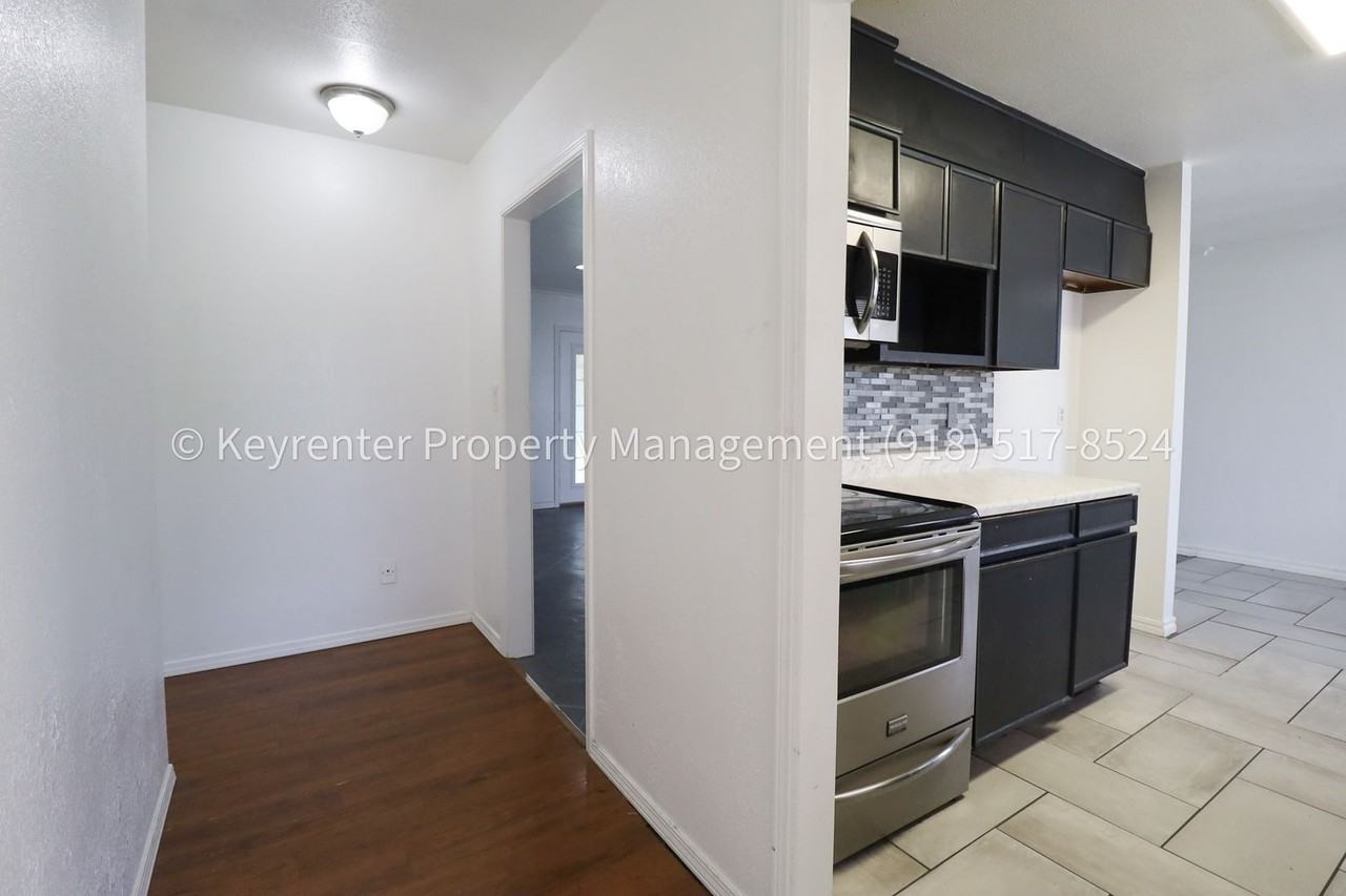 12804 E 13th St - Photo 4 of 31