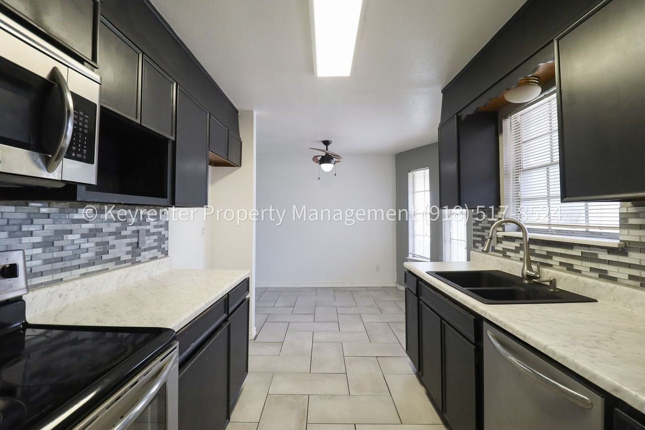 12804 E 13th St - Photo 7 of 31