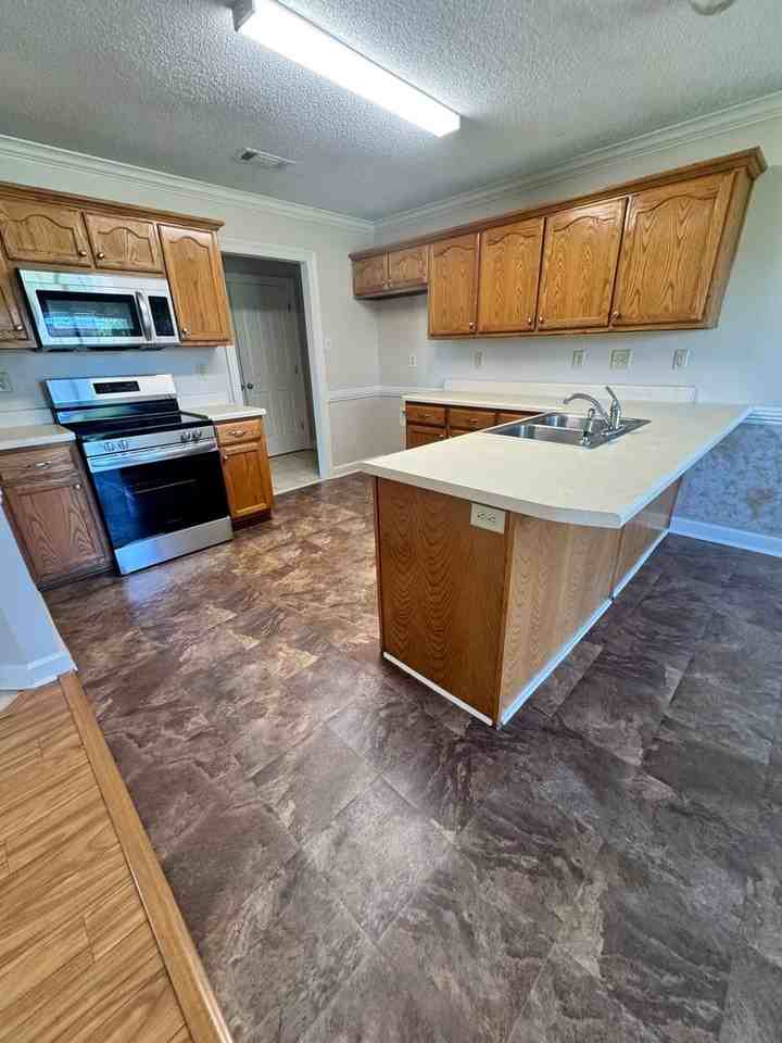 397 Park St - Photo 4 of 10