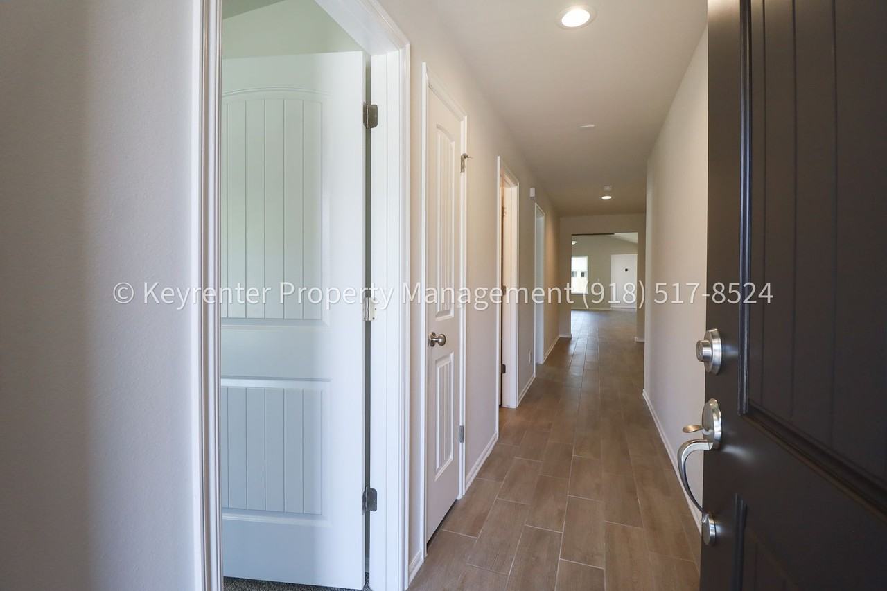 4500 W Winston St - Photo 4 of 38