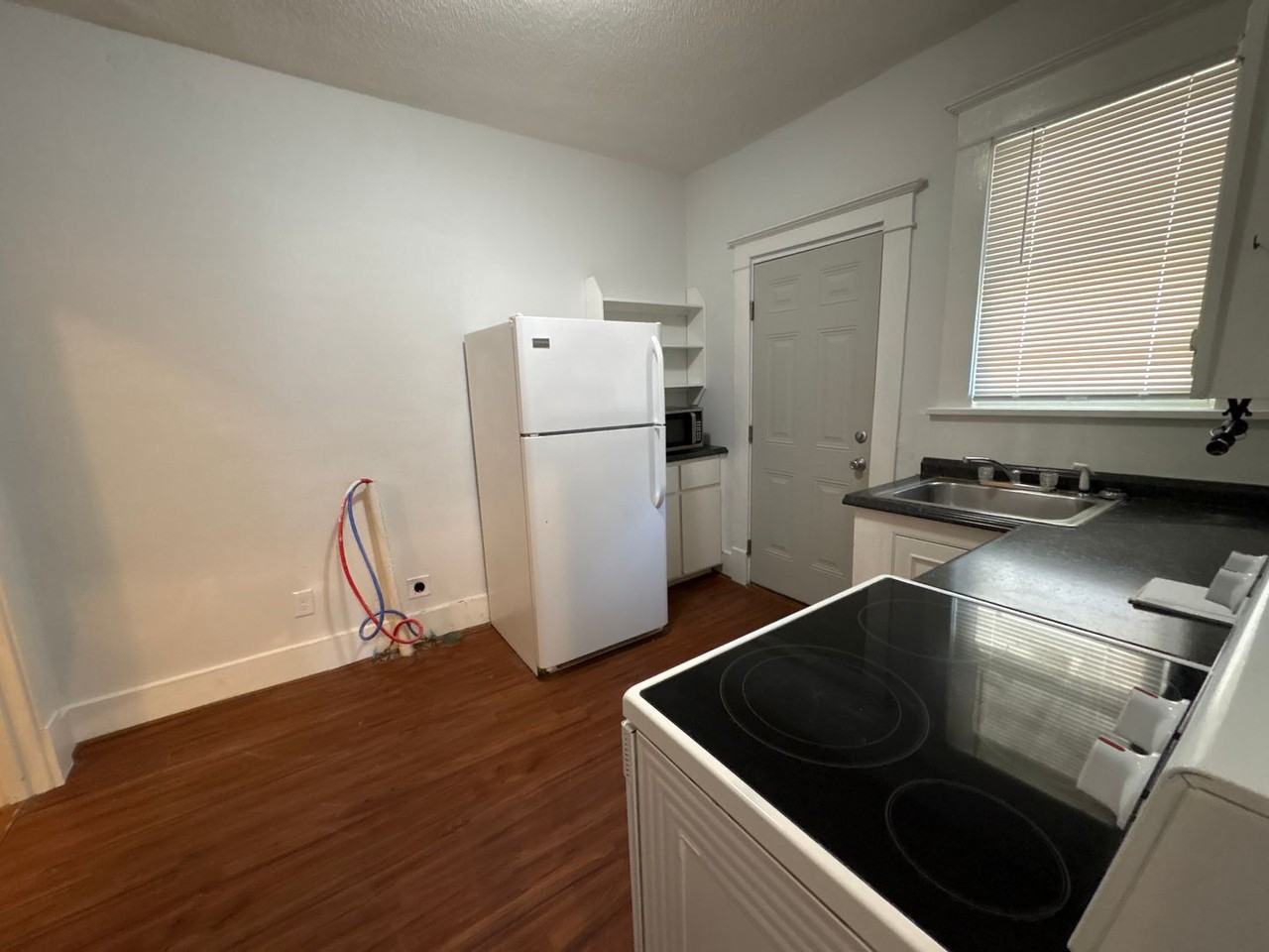 1112 Troupe St - Photo 5 of 12