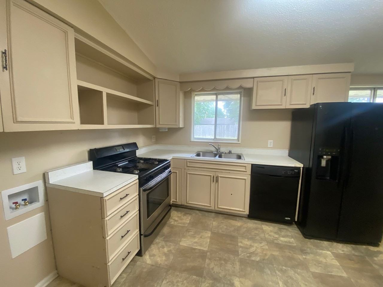 300 W Roseclair St - Photo 4 of 12