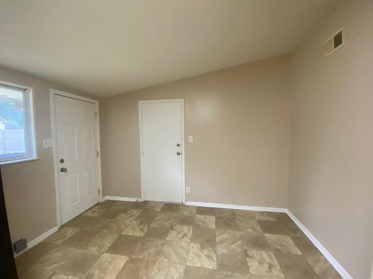 300 W Roseclair St - Photo 5 of 12