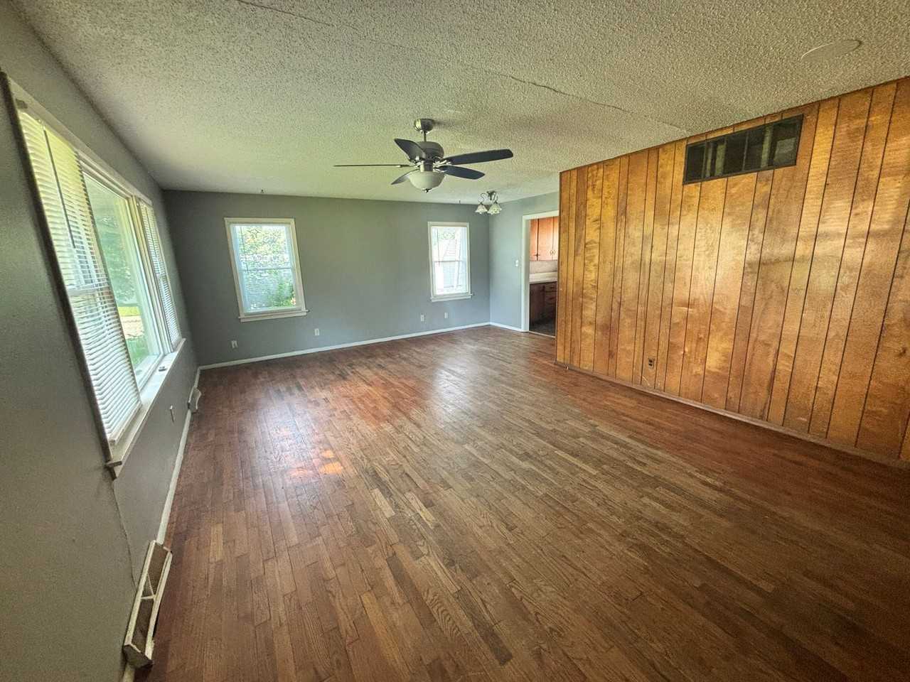 2435 Se Colorado Ave - Photo 3 of 7
