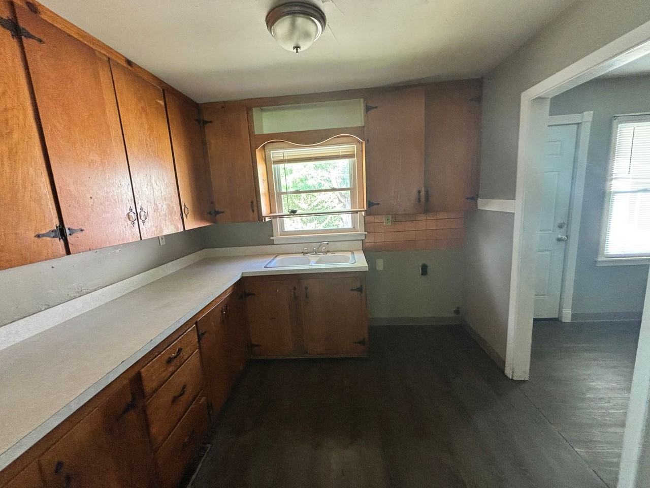 2435 Se Colorado Ave - Photo 4 of 7