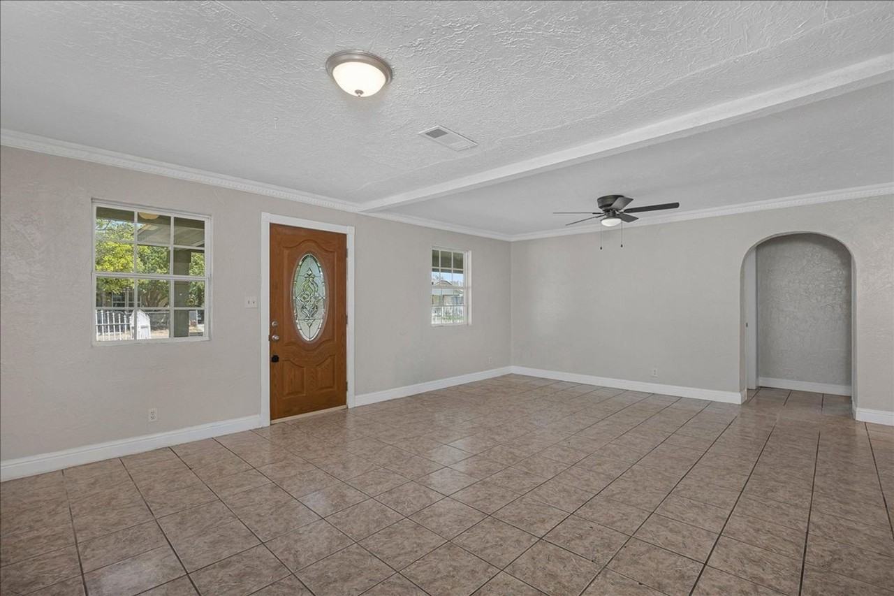 2202 Brook Ave - Photo 4 of 23