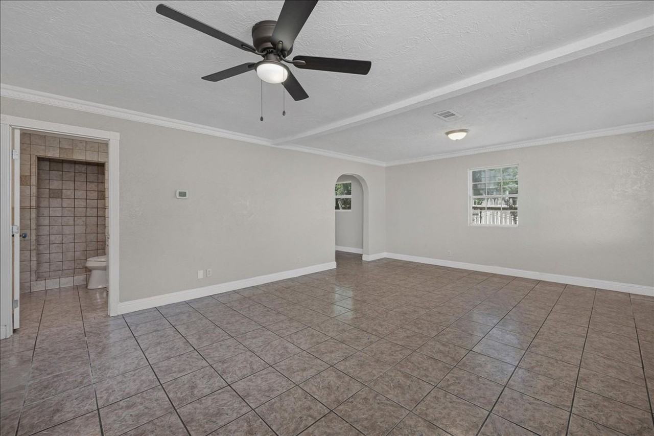 2202 Brook Ave - Photo 5 of 23