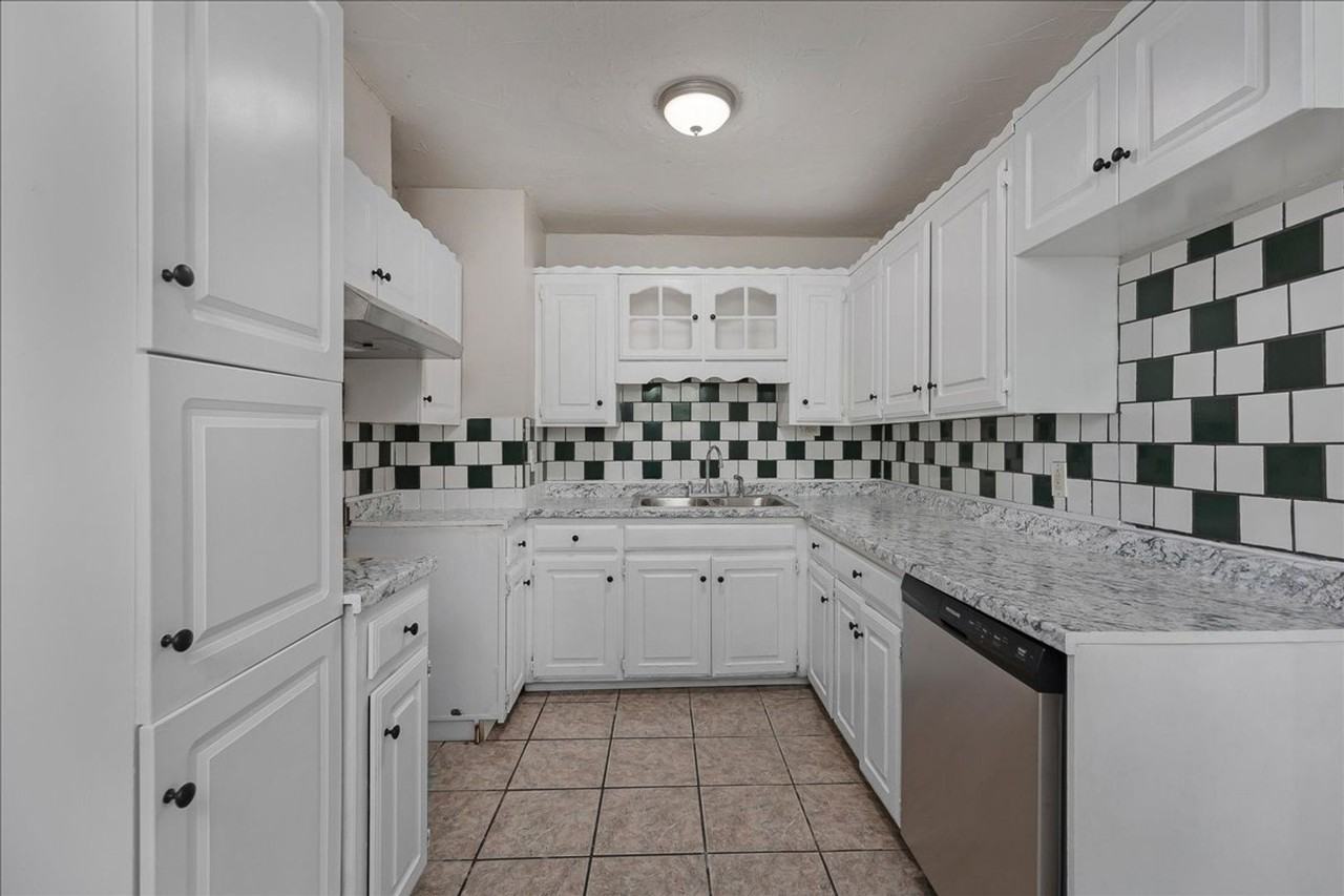 2202 Brook Ave - Photo 6 of 23