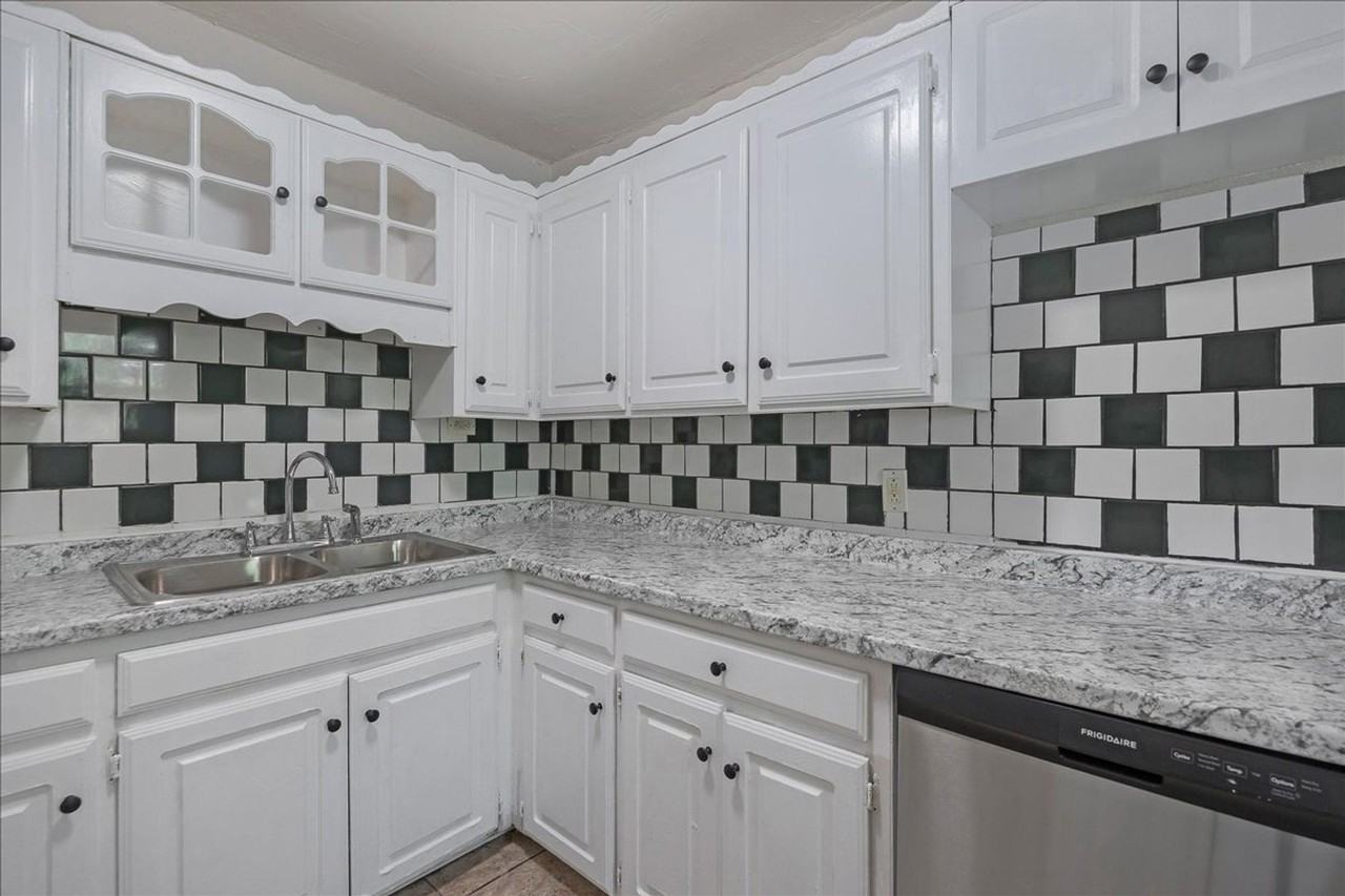 2202 Brook Ave - Photo 7 of 23