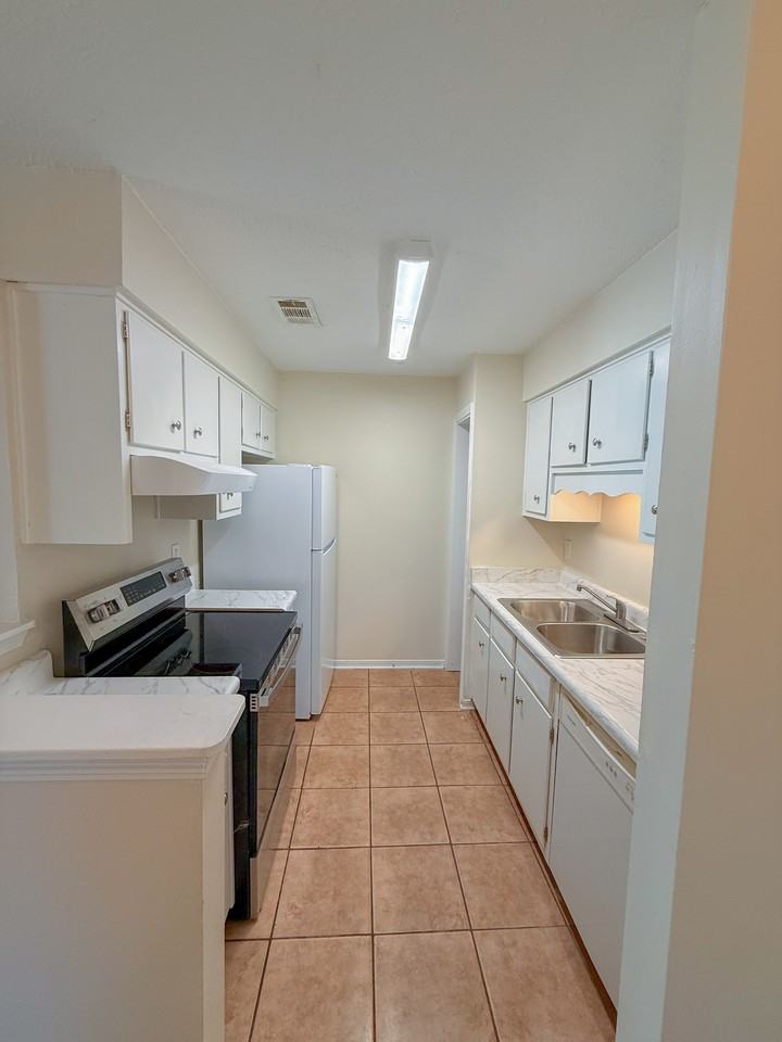 8390 Country Walk Dr #B - Photo 5 of 11