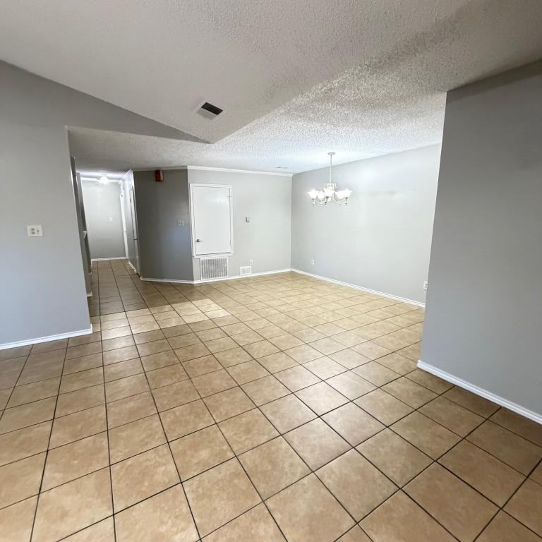 2640 Glenmore Dr - Photo 3 of 14