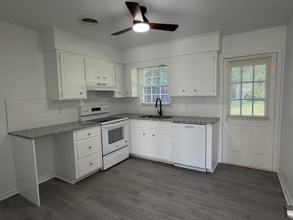 13 Wedgefield Dr - Photo 3 of 15