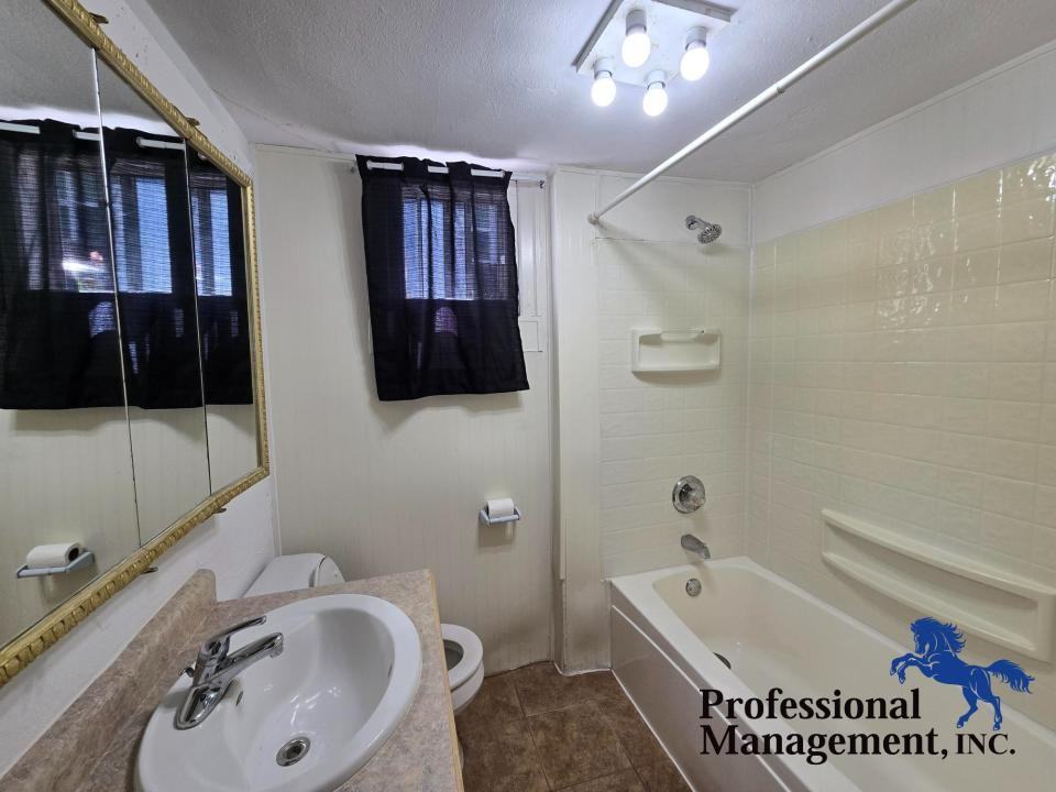 435 1/2 Lewis Ave - Photo 6 of 8