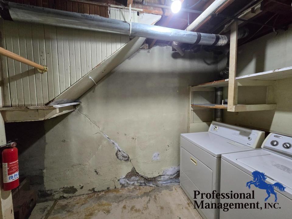 435 1/2 Lewis Ave - Photo 7 of 8