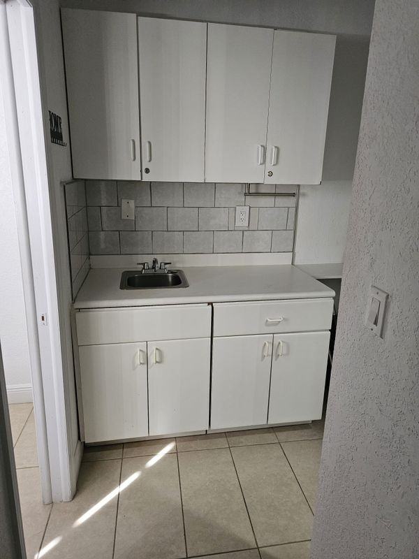 954 Se 1st St - Photo 6 of 7