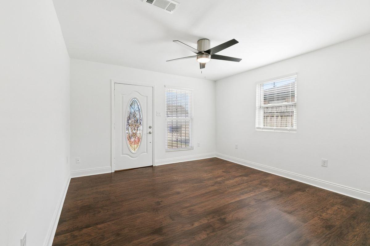 2420 Dubreuil St - Photo 2 of 15