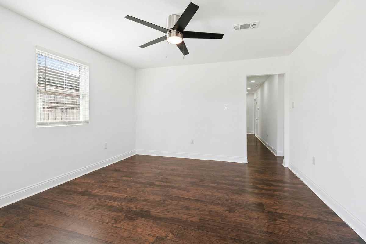 2420 Dubreuil St - Photo 4 of 15