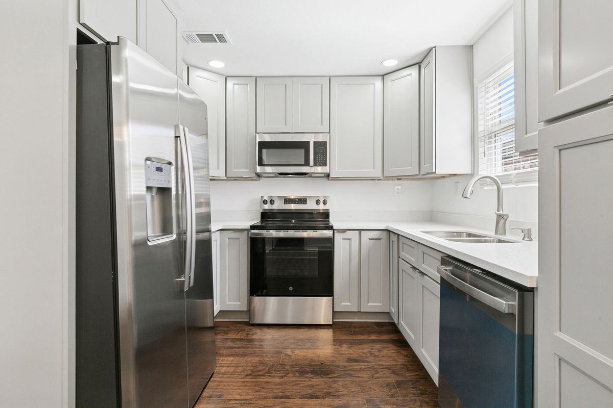 2420 Dubreuil St - Photo 6 of 15