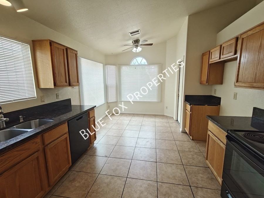 3313 W Millstone Pl - Photo 5 of 34