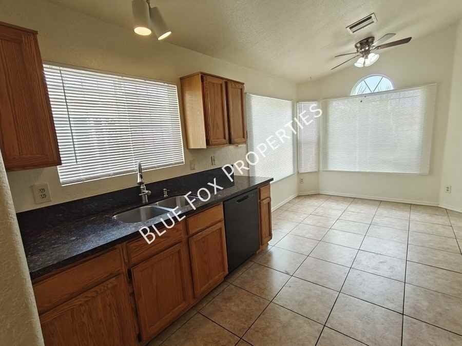 3313 W Millstone Pl - Photo 7 of 34