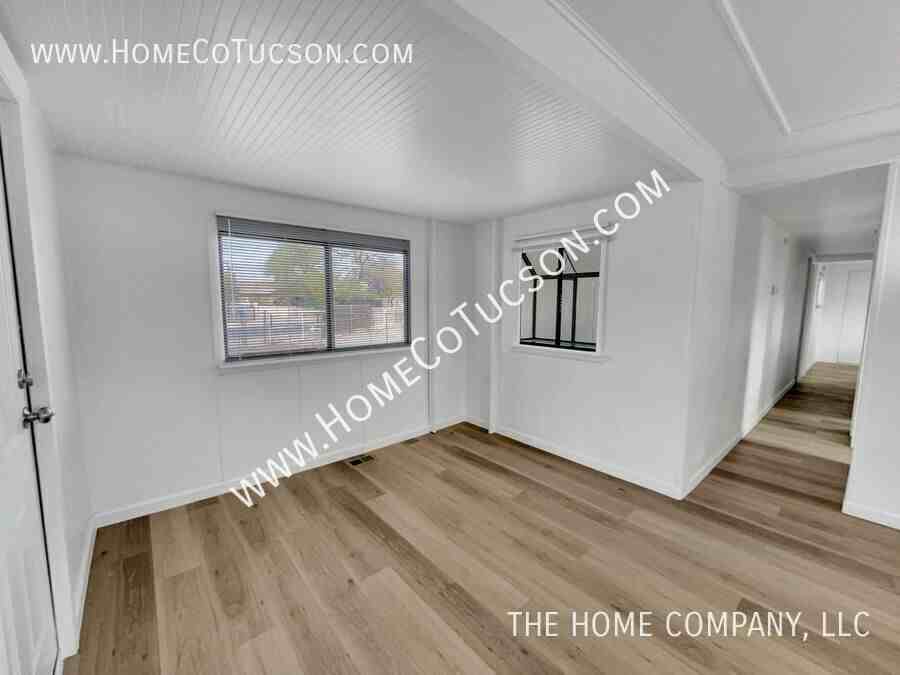 1357 1357 W TALISMAN STREET Front House - Photo 2 of 21