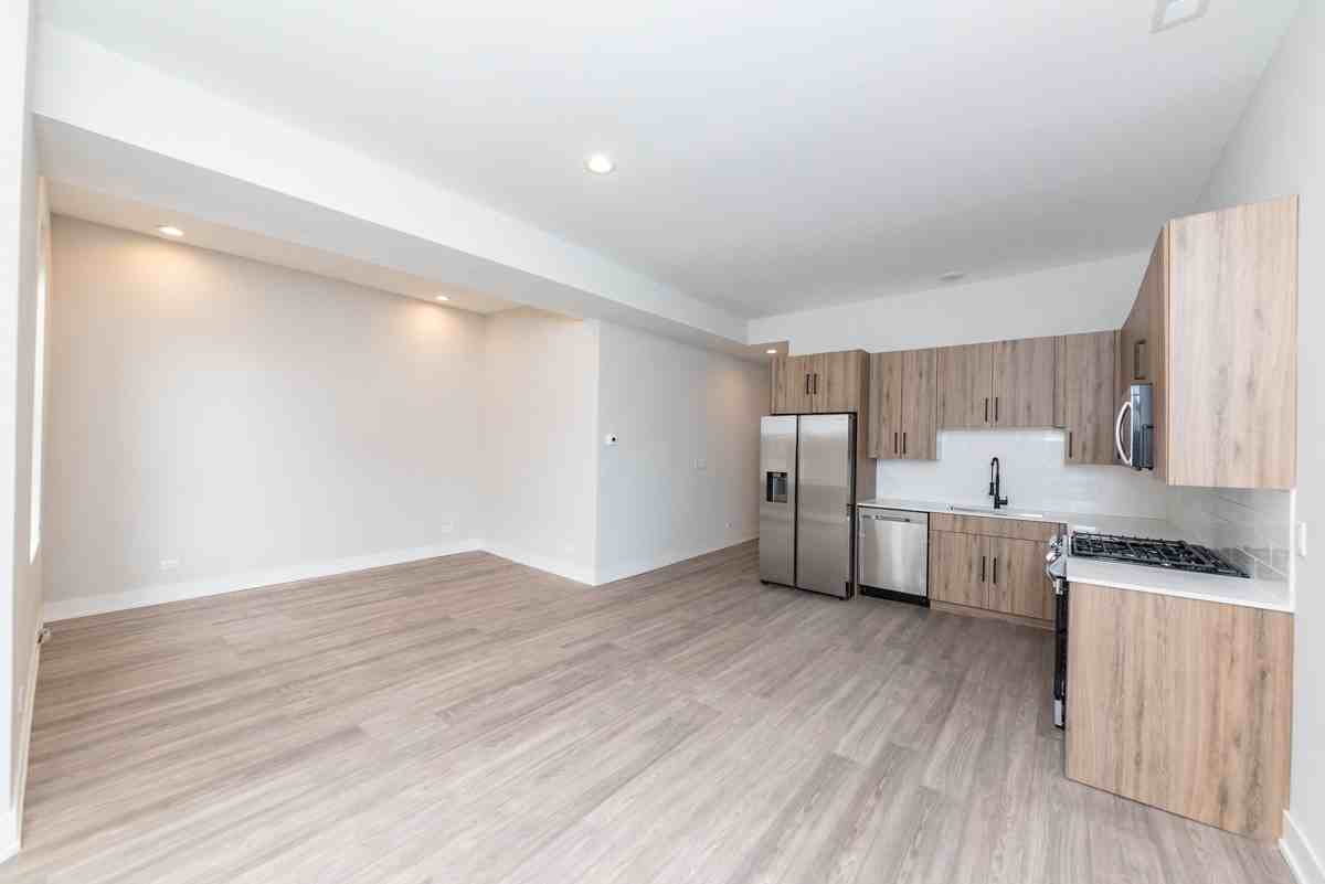 1907 S Racine Ave #2F - Photo 2 of 8