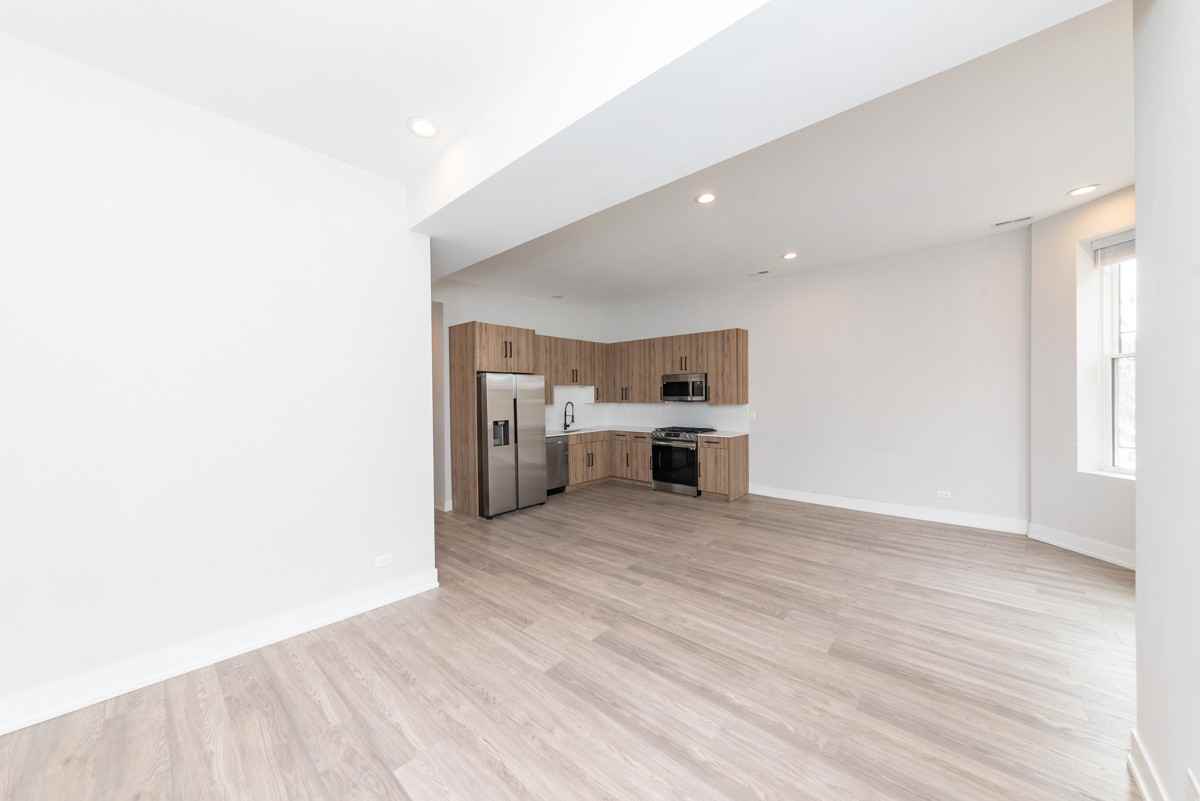 1907 S Racine Ave #2F - Photo 3 of 8