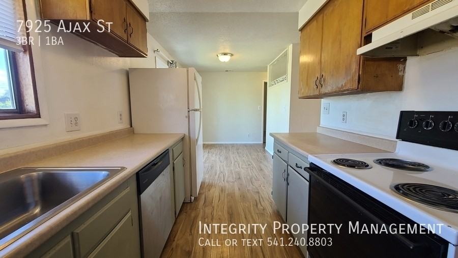7925 Ajax St - Photo 5 of 20
