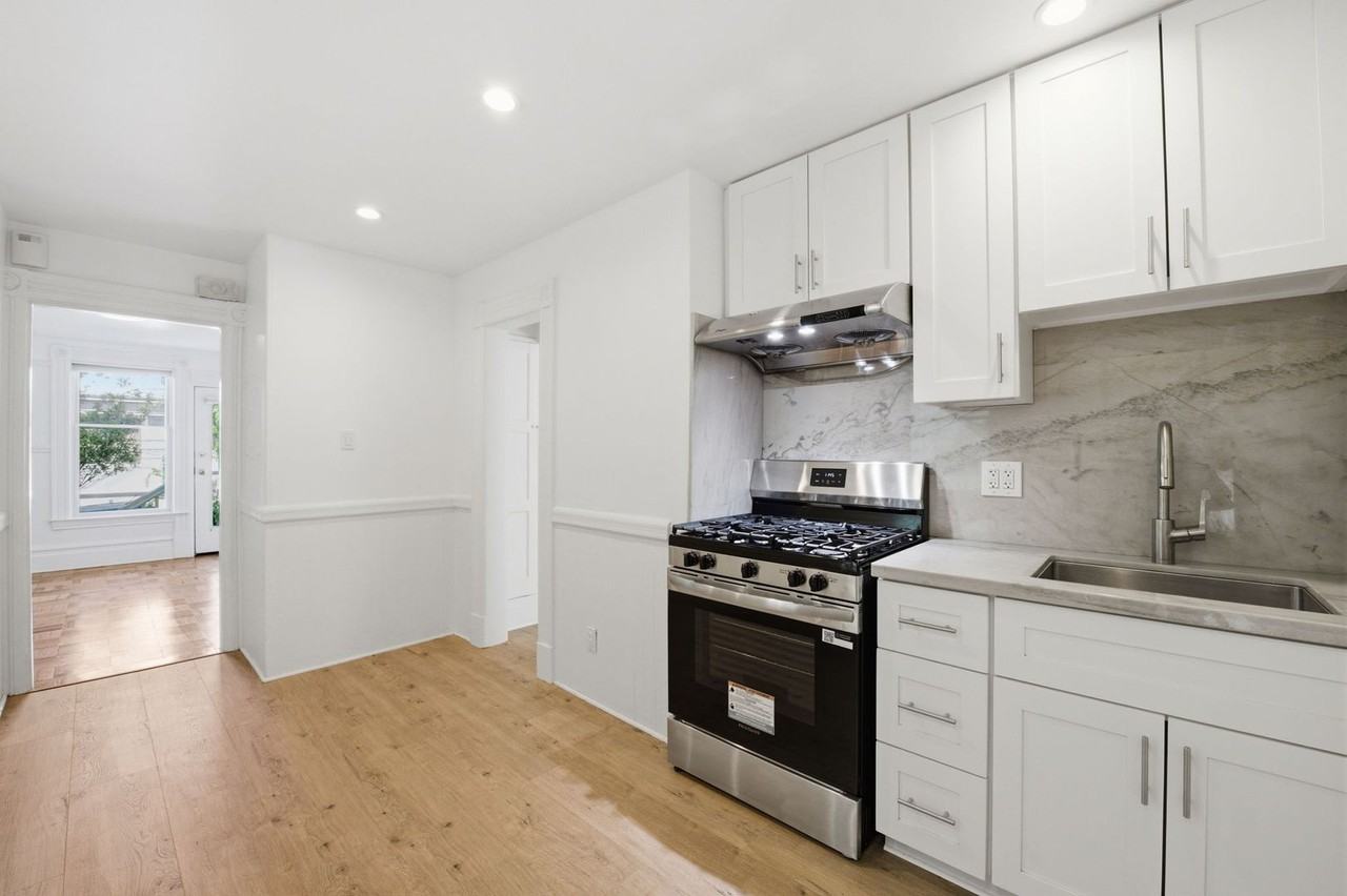 321 Moultrie St - Photo 2 of 32